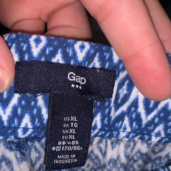 Gap blue and white flowy shorts with gold buttons - Picture 4 of 4